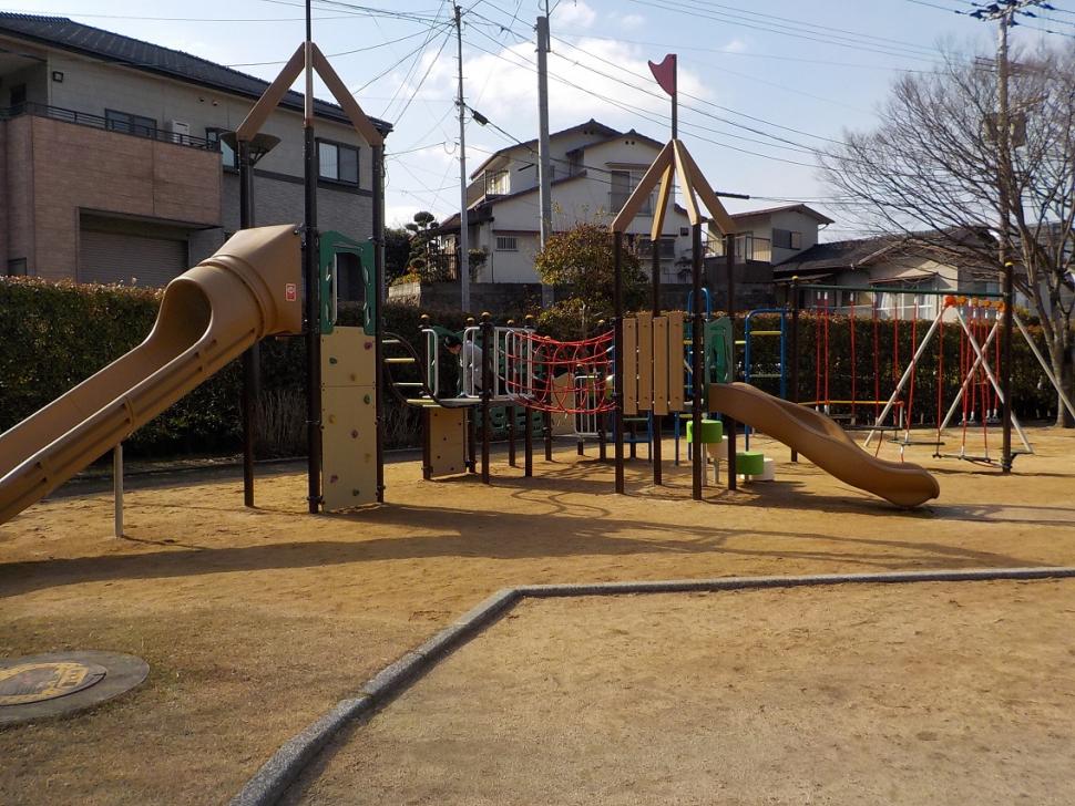 上野丘子どものもり公園ローカル広場の遊具の写真