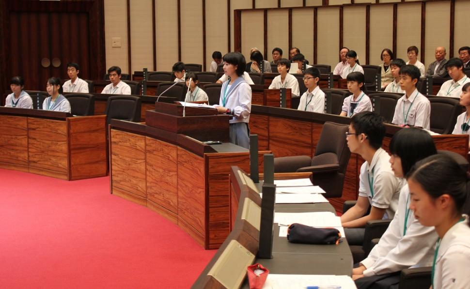 高校生議会における一般質問の様子2