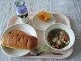 強化磁器食器を使用した学校給食の画像2