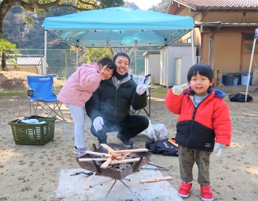 キャンプでの火おこしの様子