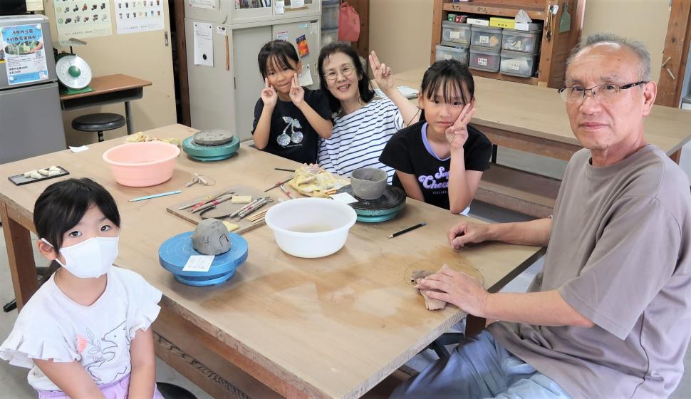 手びねり体験の様子