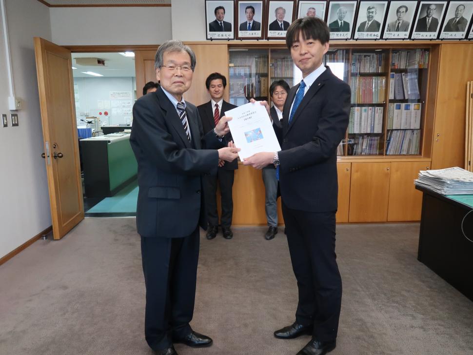 令和7年度大分市社会教育委員会報告書引き渡し式画像