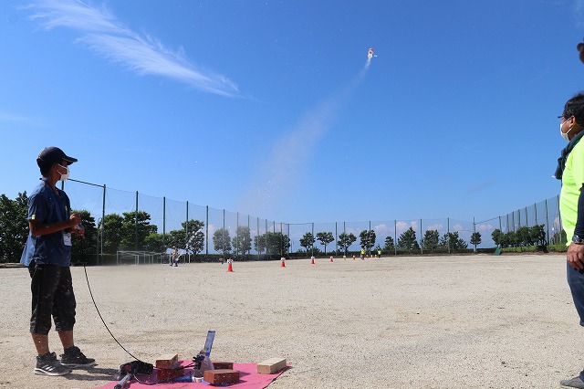 ペットボトルロケットの飛ぶ様子