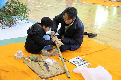 門松づくりの様子