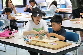クラフト工作の様子