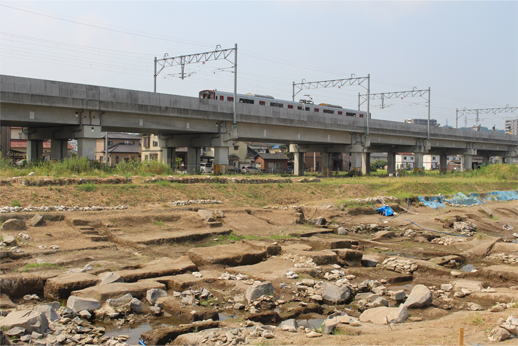 庭園と鉄道高架の画像