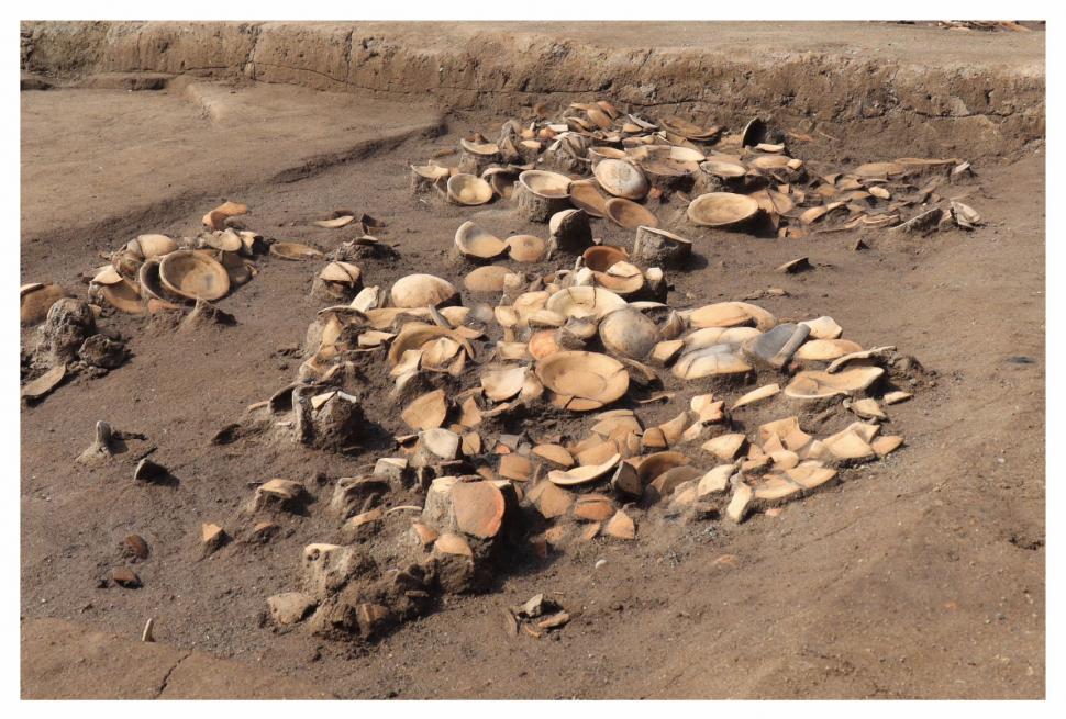 大友館で使用されたと考えられる「かわらけ」発見状況