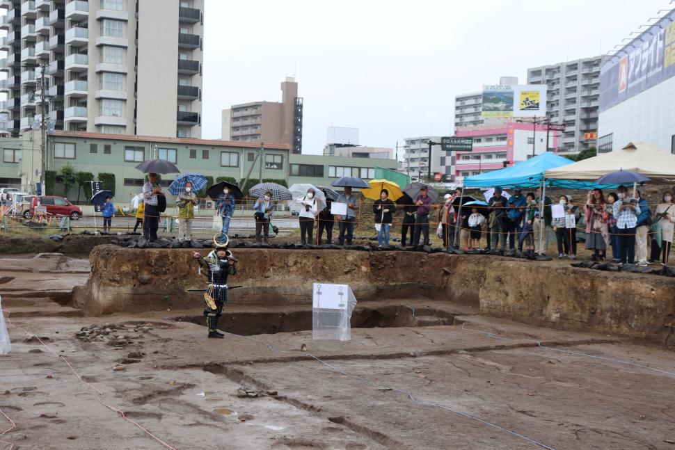 以前行われた遺跡見学会の様子