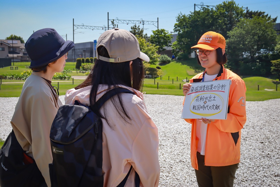 大友氏館跡庭園でのガイド風景