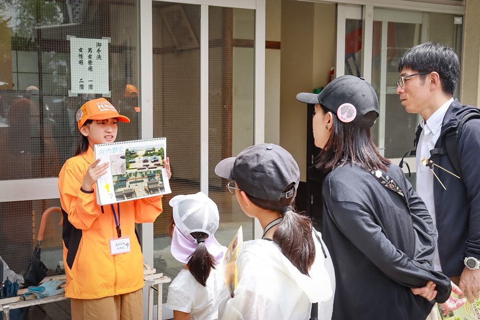 若宮でのガイド風景