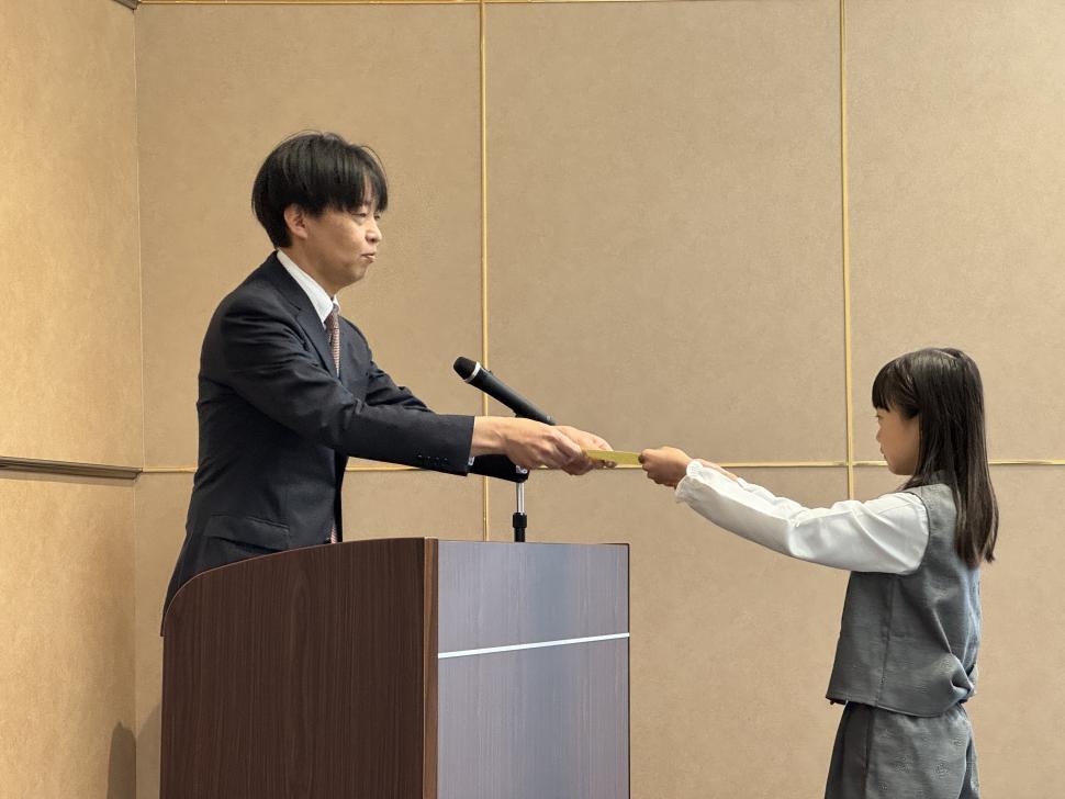 認定証を受け取る様子