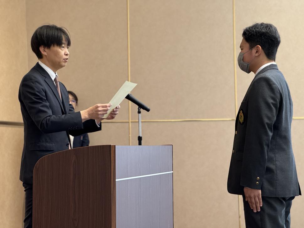 感謝状を受け取る様子