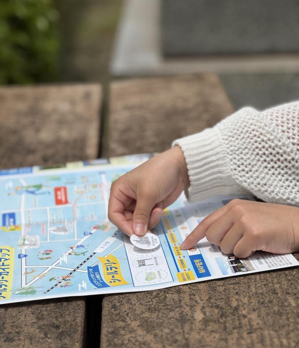 昨年度のシールを貼る手元のアップ