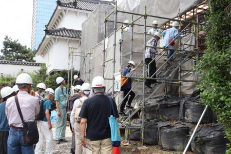 西側土塀作業場所に上がる様子