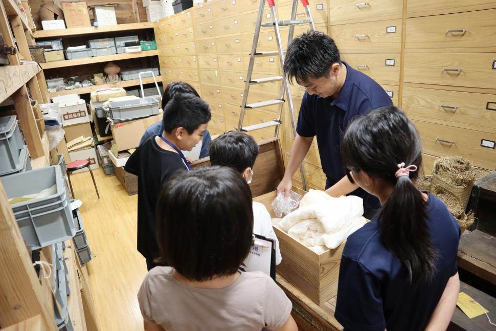 収蔵庫探険の様子