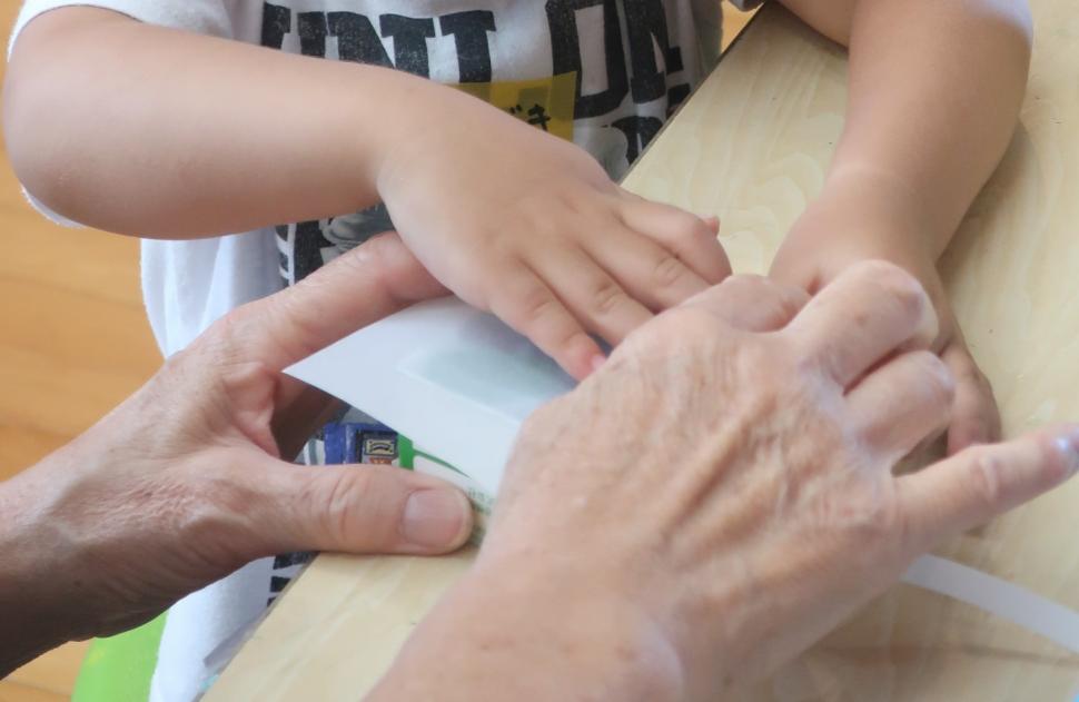 ボランティアと子どもの手