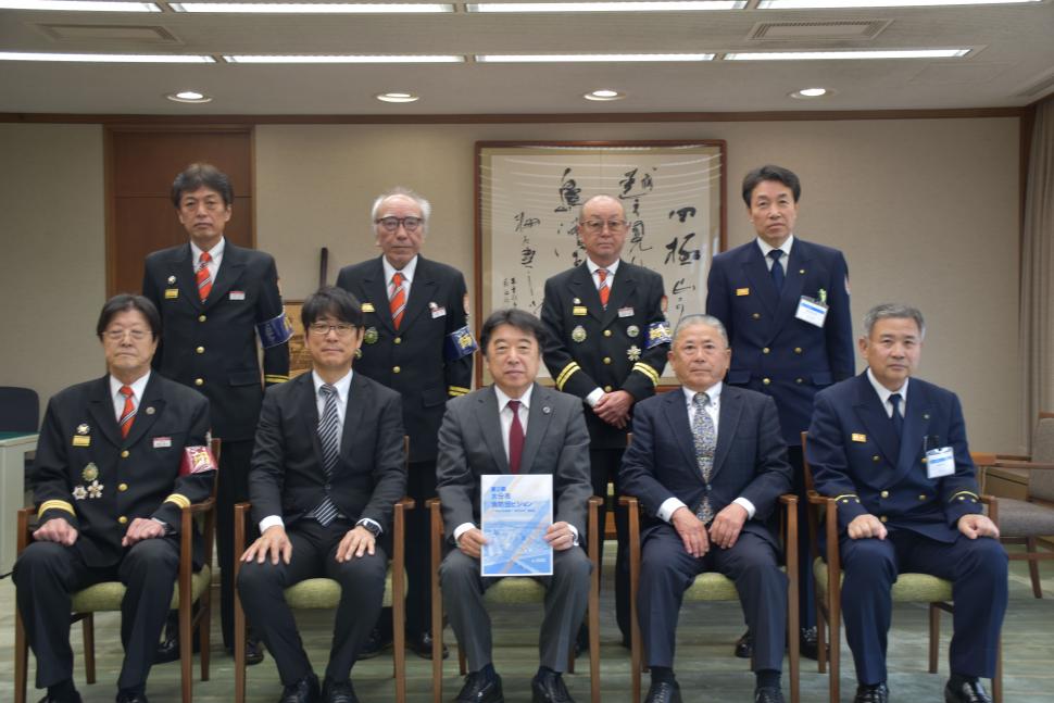 市長と検討委員会の集合写真