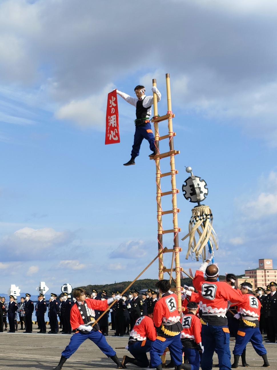 古典梯子を披露する消防団員