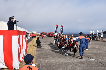 かた昼消防団の行進