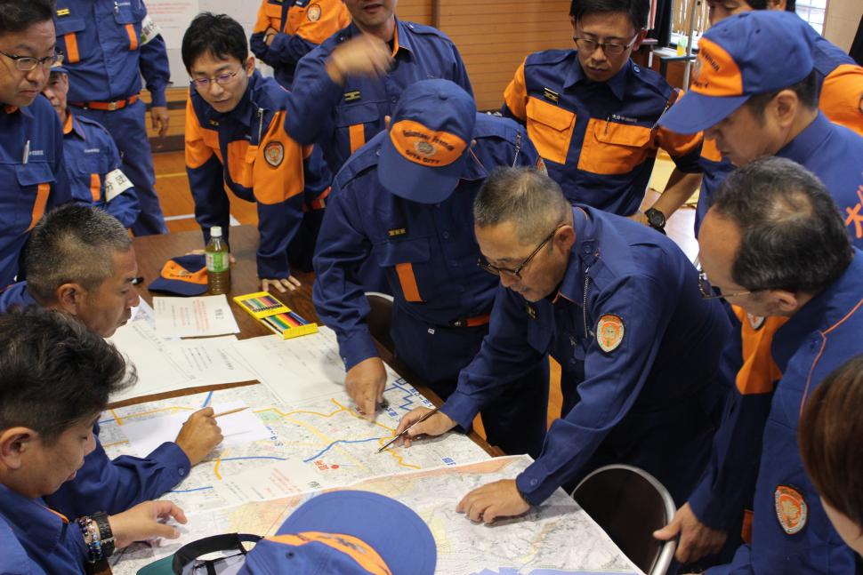 図上訓練を行う消防団員