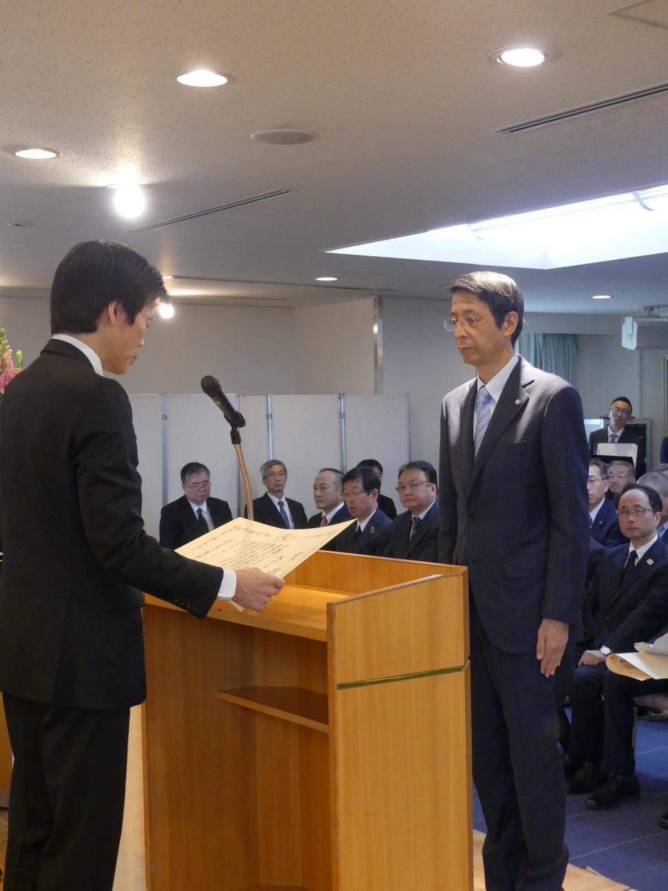 大分県消防長会の会長として賞状を受ける大分市消防局長