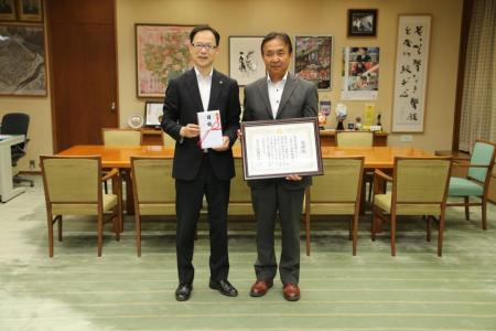 株式会社新鮮マーケットと寄附受入時の記念写真