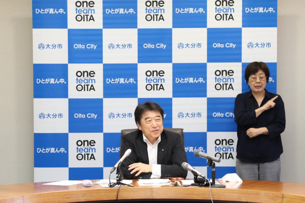 市長記者会見の様子