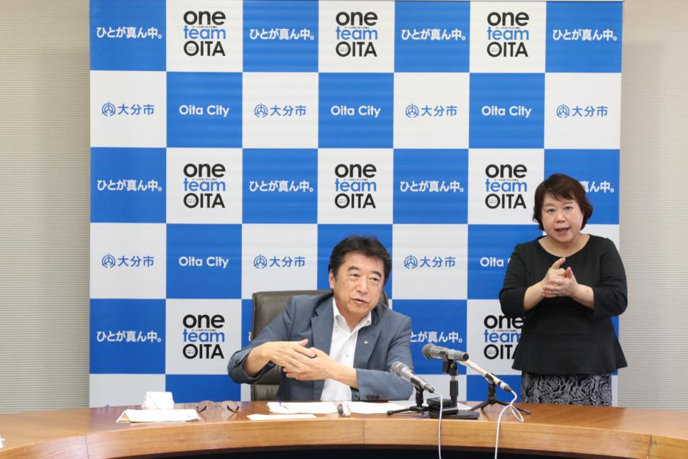 市長記者会見の様子