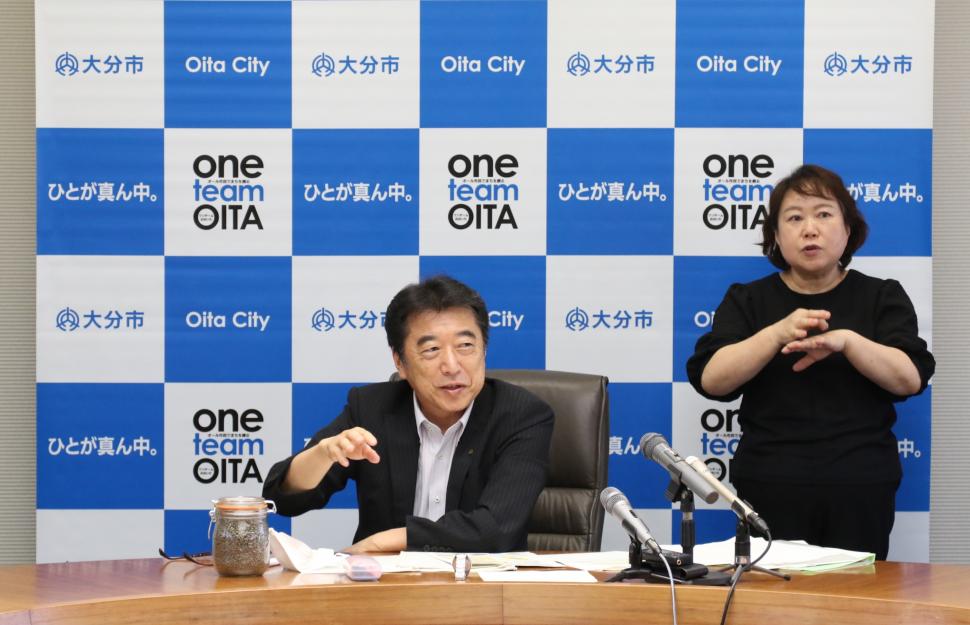 市長記者会見の様子