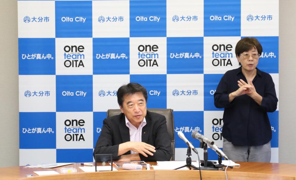 市長記者会見の様子