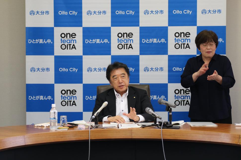 市長記者会見の様子