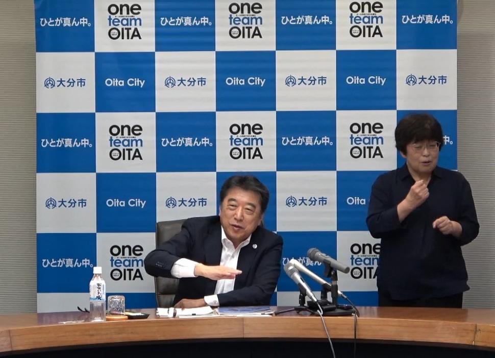 市長記者会見の様子